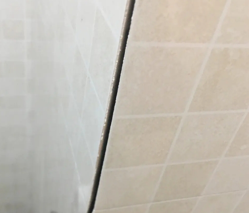 贡嘎瓷砖空鼓维修公司分享阳台瓷砖脱落的修复过程可以分为以下几个步骤
